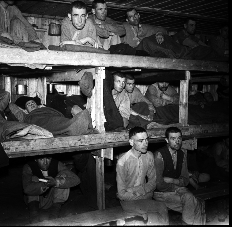 Russische-Gefangene-im-Gefangenenlager-1945