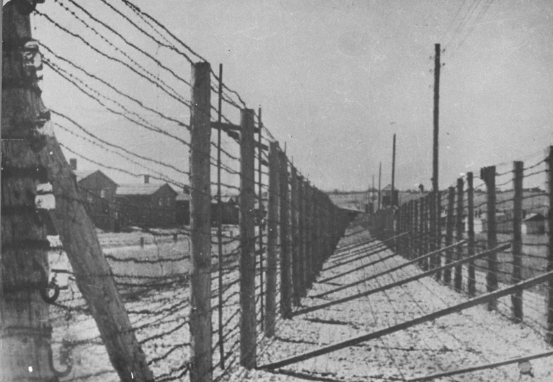 Umzäunung-des-KZ-Majdanek-nach-Befreiung-1944