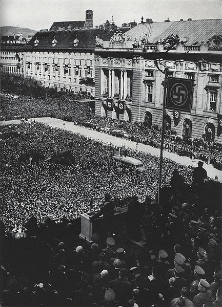Heldenplatz_Wien_Rede_Adolf_Hitler_1938_hochformat