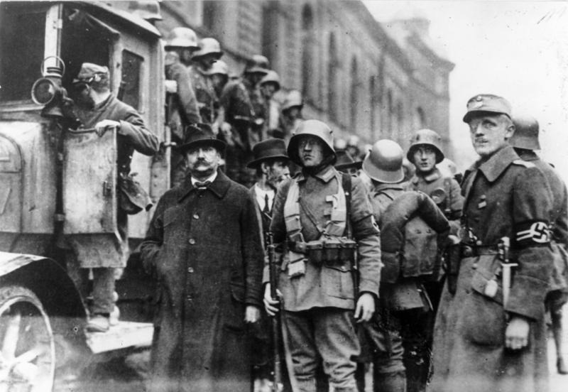 Soldaten_bei_der_Verhaftung_von_Stadtraeten_1923