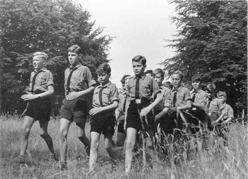 Hitlerjugend bei einer Wanderung