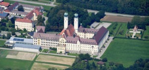 Luftaufnahme der Abtei Schweiklberg in Vilshofen, Klosteranlage mit Doppeltürmen, umgeben von Feldern und Grünflächen in Bayern