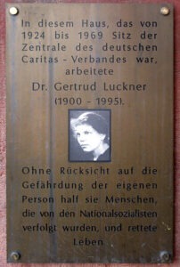 Gedenktafel für Dr. Gertrud Luckner (1900–1995), die während der NS-Zeit verfolgten Menschen half und Leben rettete. Sie arbeitete hier, dem ehemaligen Sitz der Caritas-Zentrale von 1924 bis 1969