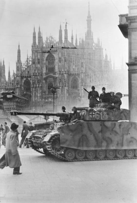 Deutscher Panzer während der Besetzung von Mailand im Zweiten Weltkrieg vor dem Mailänder Dom.