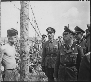 Himmler in einem Kriegsgefangenenlager