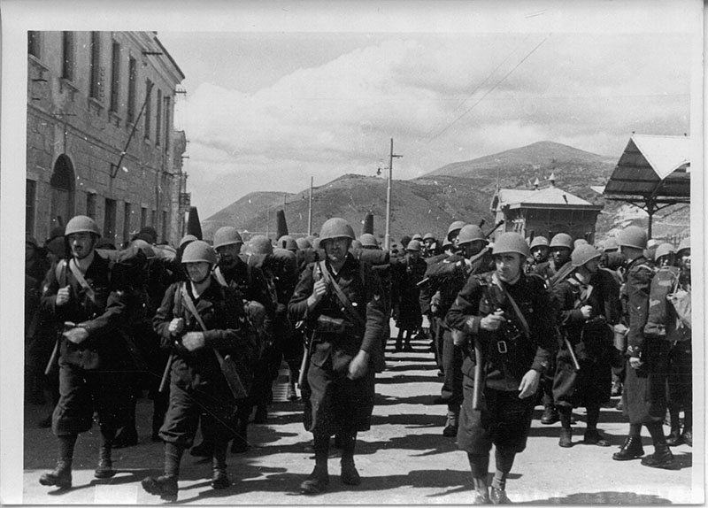 Italienische Soldaten auf der griechischen Insel Kefalonia im Jahr 1941 während des Zweiten Weltkriegs.