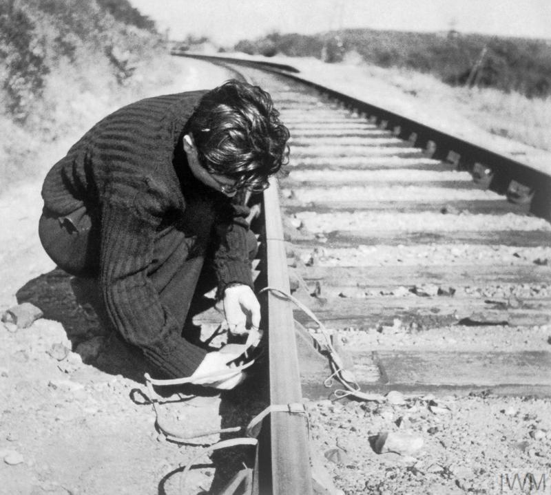 Résistance-Kämpfer beim Legen einer Sprengladung auf einer Eisenbahnstrecke.