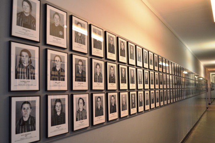 Fotogalerie mit Aufnahmen der in Auschwitz inhaftierten und ermordeten Personen.