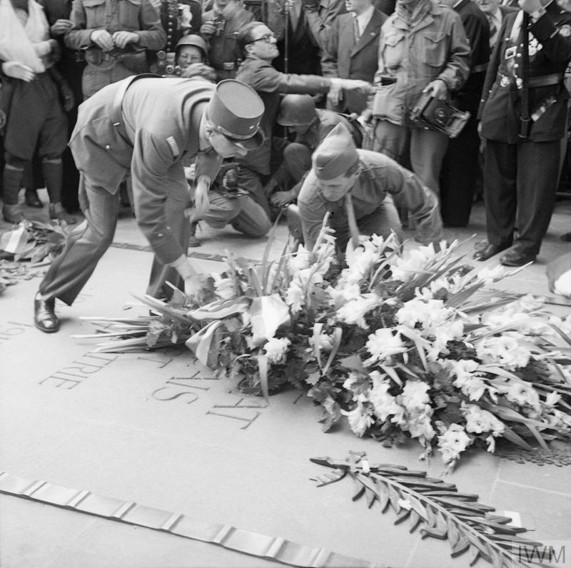General de Gaulle am Grabmal des unbekannten Soldaten