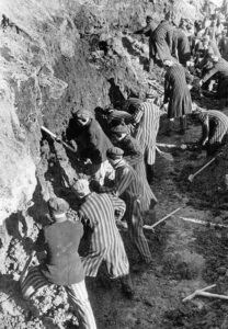 Zwangsarbeiter bei Erdarbeiten im KZ Sachsenhausen im Jahr 1936.