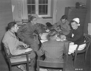 Ein Bild von der Befragung der leitenden Krankenpflegerin Irmgard Huber der Tötungsanstalt Hadamar durch US-amerikanische Ermittler.