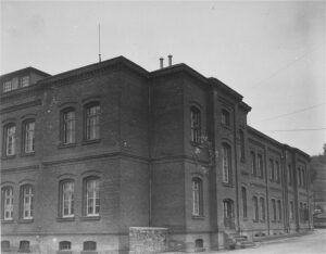 Bild von der dunklen Fassade der "Landesheilanstalt Hadamar" in Limburg, 1945.