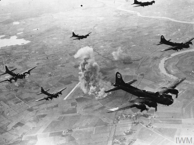 Amerikanische B-17 Flugzeuge greifen eine Fabrik Nahe Danzig an, Oktober 1944.