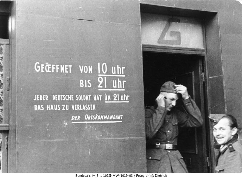 Deutsche Soldaten verlassen Wehrmachtsbordell in Brest, Frankreich, Sommer 1940.